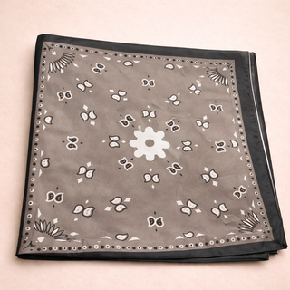 Foulard carré motif bandana