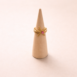 Calypso Star – Bague étoile de mer dorée & pierre fuchsia