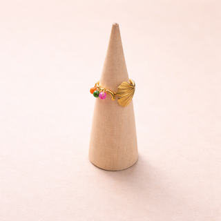 Siréna Glow – Bague coquillage doré & perles multicolores