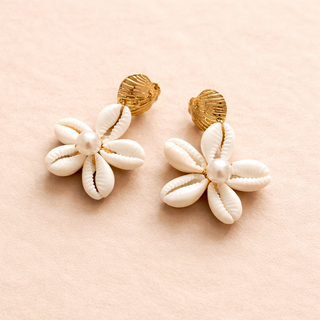 Boucles d’oreilles “Aloha Shell” – Fleurs coquillages & esprit bord de mer