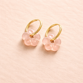 Boucles d’oreilles “Rosalya Glow” – Créoles fleur translucide
