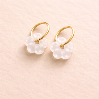 Boucles d’oreilles “Rosalya Pure” – Créoles fleur translucide blanche