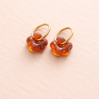 Boucles d’oreilles “Rosalya Amber” – Créoles fleur marbrée marron