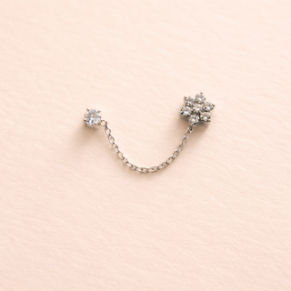 Boucle d’oreille “Liora Chain” – Duo strass & chaîne élégante