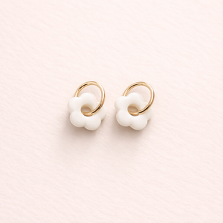 Boucles d’oreilles Rosalia White – Créoles Fleur Blanche Glossy